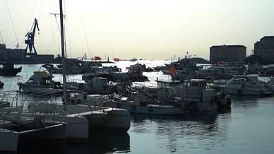 小港港湾码头船舶渔船夕阳视频的预览图